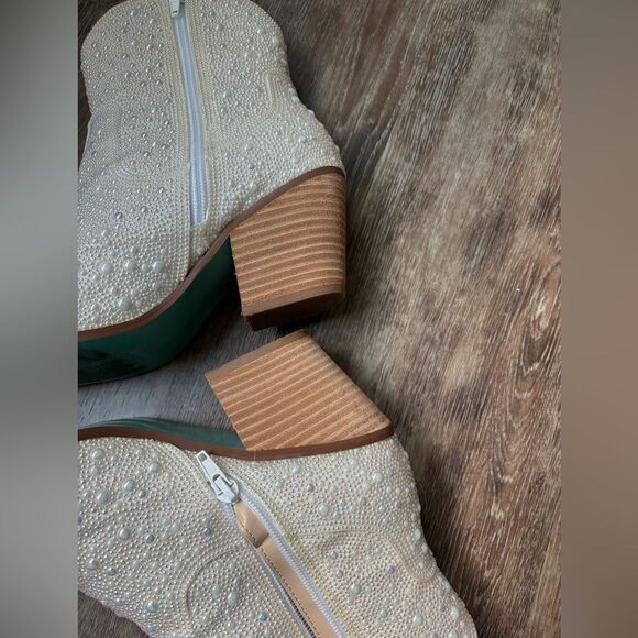 Betsey Johnson Betsey Johnson EMORY Ankle Bootie Pearl Iridescent white cow girl - Picture 3 of 9